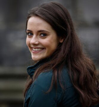 Meg Bellamy de The Crown revela los trucos de maquillaje y peinado que aprendió para interpretar a Kate Middleton