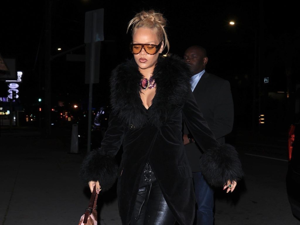 Rihanna sale luciendo dos joyas vintage