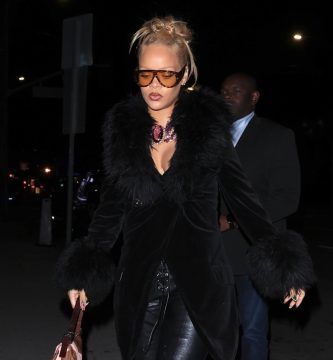 Rihanna sale luciendo dos joyas vintage