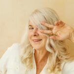 Las mechas que los peluqueros recomiendan a las mujeres +50 para otoño: cinco opciones que rejuvenecen y aportan vitalidad al cabello