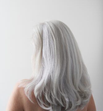 ¿De dónde viene el cabello gris?