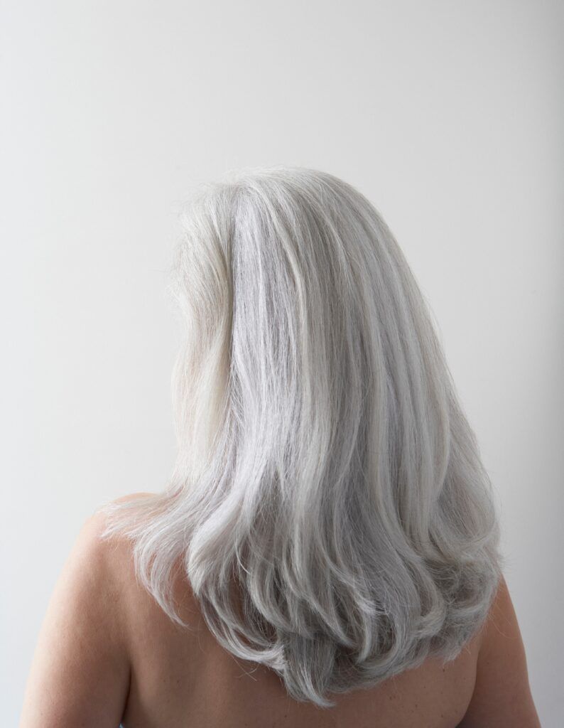 ¿De dónde viene el cabello gris?